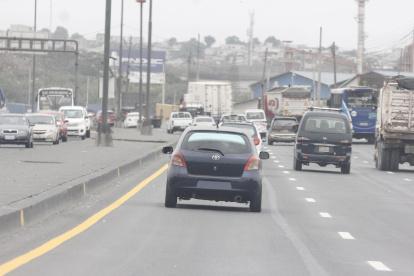 Dos infracciones en un mismo sitio. En la imagen, se puede ver al vehículo de la izquierda sin placa y al que está más adelante, con la placa ilegible.