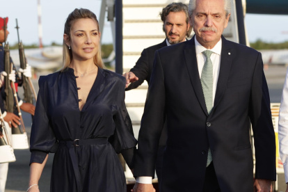 Expresidente de Argentina Alberto Fernández y su expareja Fabiola Yáñez, durante su llegada al Aeropuerto Las Américas.