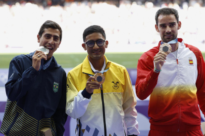 El ecuatoriano Brian Daniel Pintado (c-oro), el brasileño Caio Bonfim (i-plata) y el español Álvaro Martín (d-bronce), posan con sus medallas de la prueba de 20 km Marcha Masculino de los Juegos Olímpicos de París 2024.