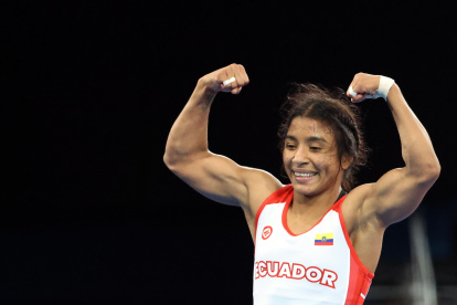 Paris (France), 07/08/2024.- Lucia Yamileth Yepez Guzman of Ecuador (red) celebrates winning against Annika Wendle of Germany in action during their Women"s Freestyle 53kg semi final bout of the Wrestling competitions in the Paris 2024 Olympic Games, at the Champs-de-Mars Arena in Paris, France, 07 August 2024. (Francia, Alemania) EFE/EPA/YAHYA ARHAB