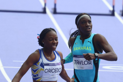Maribel Caicedo (i) en su llegada a la meta en la semifinal de 100 metros vallas de París 2024