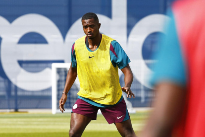 Willian Pacho en la primera práctica con la camiseta de PSG