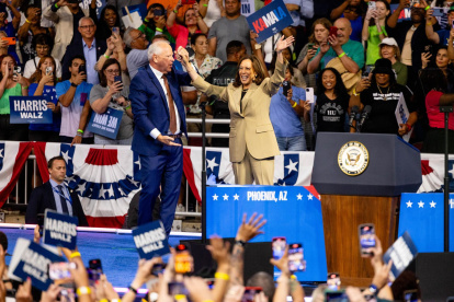 La vicepresidenta de Estados Unidos, Kamala Harris y el gobernador de Minnesota, Tim Walz.