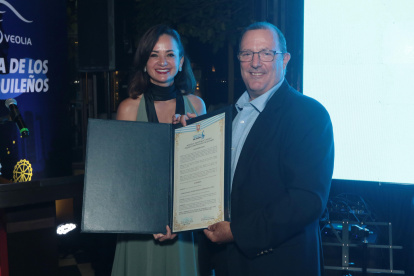 La prefecta del Guayas, Marcela Aguiñaga, entregó un acuerdo en reconocimiento a la labor desempeñada por Interagua.