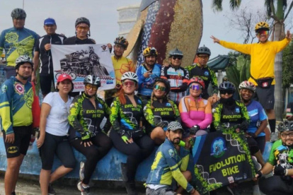 Gustavo Dalgo rodeado de sus pupilos en Durán.