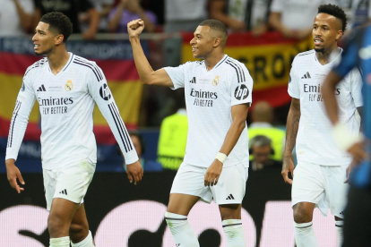 El festejo de Kylian Mbappe (c) tras marcar su primer gol con el Real Madrid.