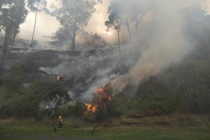 Los bomberos sofocaron el incendio forestal en El Sena, en el centro de Quito.