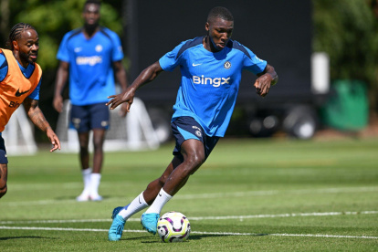Moisés Caicedo es titular fijo en la zona de volantes de Chelsea.