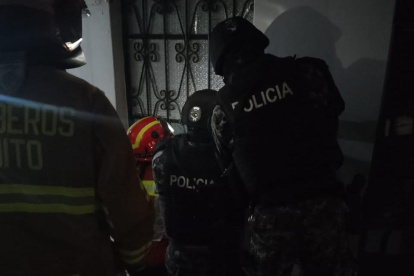 El hombre colocó una cama en la entrada para evitar el ingreso de los uniformados.