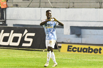 Maicon Solís celebra el gol que marcó ante Delfín.