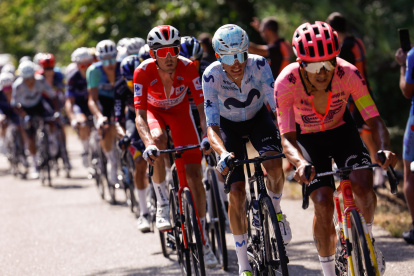 Richard Carapaz (d) llegó con el pelotón de favoritos a la meta de la décima etapa.