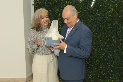 Liliana Reinoso, directora del Comité Central de Padres de Familia, entrega un obsequio a Abelardo García.