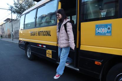 En el transporte se hace un monitoreo en tiempo real desde que se inicia el viaje hasta su llegada a la institución. Los alumnos viajan con un adulto.