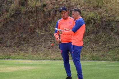 Sebastián Beccece (d) junto al profesor Miguel Bravo de la Sub-20 de la Tricolor