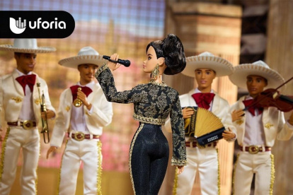 La muñeca tiene los accesorios favorito del Divo de Juárez.