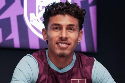 Jeremy Sarmiento firmando su vínculo por una temporada con Burnley