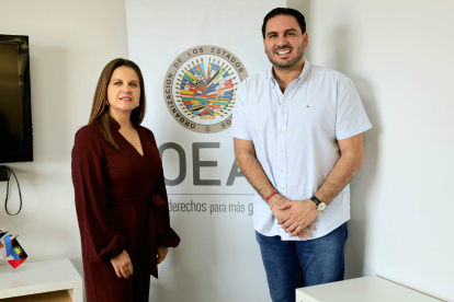 Cita. Andrés Fantoni se reunió ayer con Gina Ochoa, de OEA-Ecuador.
