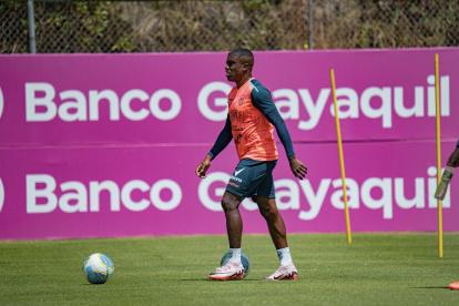 Jhegson Méndez ya hizo trabajos de cancha en la Casa de la Selección.
