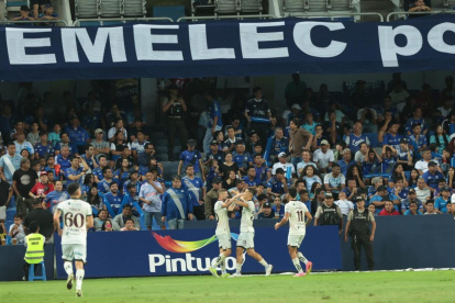 Jugadores de Orense celebran el gol en contra de León en el Capwell