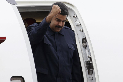 El presidente de Venezuela, Nicolás Maduro, mientras desciende del avión presidencial a su llegada el 10 de abril de 2015.