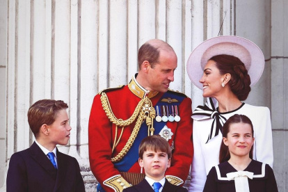 Guillermo y Kate junto a sus hijos, Príncipe Jorge de Gales, Princesa Carlota de Gales y Príncipe Luis de Gales