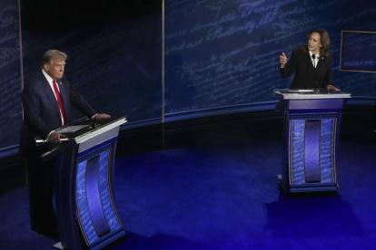 El candidato presidencial republicano Donald J. Trump (izq.) y la candidata presidencial demócrata a la vicepresidenta estadounidense Kamala Harris durante un debate presidencial.