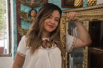 La artista quiteña Ale Robalino lanza Cromática, su nuevo álbum