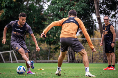 Byron Castillo (d) en dominio de la pelota, en el entrenamiento previo a la fecha de LigaPro