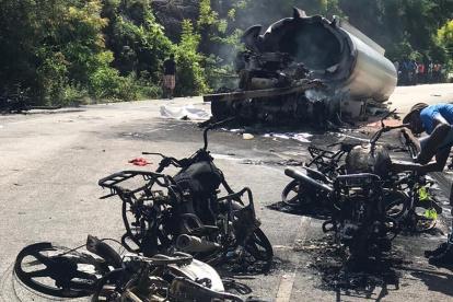 Los restos de motos incineradas y el camión cisterna que explotó este sábado en Miragoane (Haití).