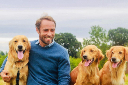 Con este texto James le rinde un homenaje a su mascota Ella.