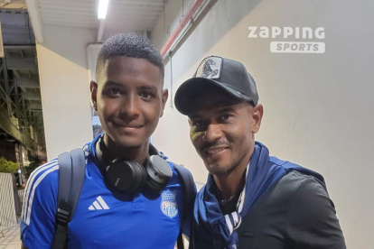 Diego Bagüí junto a su padre Óscar luego del triunfo de Emelec ante Técnico Uniersitario