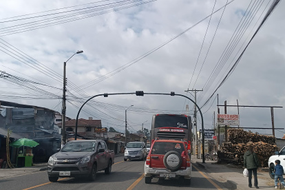 Señalización. Las torres de las luces informativas y la división de carriles ya fueron ejecutados sobre la vía.