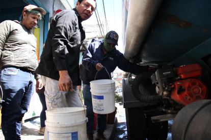 Ante los cortes de agua, las personas recurren a tanqueros.