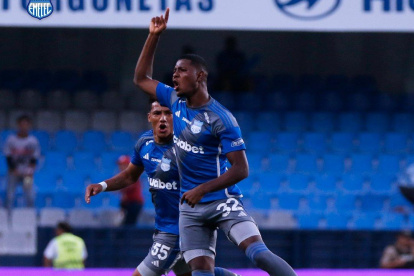 Diogo Bagüí festa su primer gol con la camiseta de Emelec en la vitoria ante Técnico Universitario