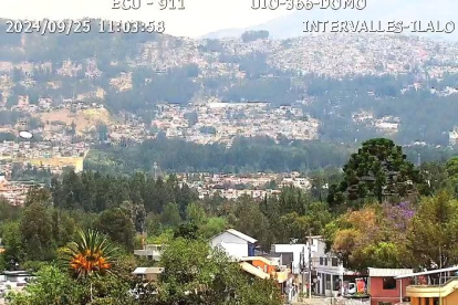 El humo del incendio forestal en la Armenia, valle de Los Chillos, se podía observar desde la zona de la vía Intervalles.