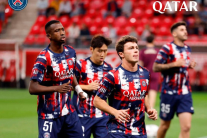 Willian Pacho (i) en el calentamiento previo al partido de PSG en Champions League