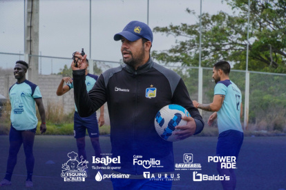 Javier Carvajal es el nuevo entrenador de Delfín, es ecuatoriano y tiene 35 años.