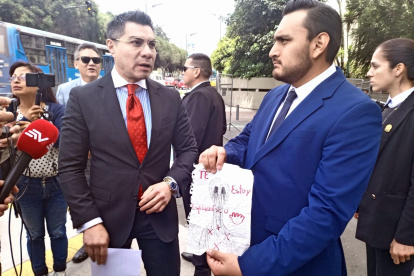 Francisco Barreiro Abad, hijo de Verónica Abad, presenta el manuscrito que dice haber recibido. Este 27 de septiembre presentó una denuncia en Fiscalía.