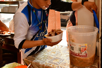 Almacenar alimentos en baldes y otros recipientes preocupa a la ciudadanía sobre las condiciones salubres de lo que consume.