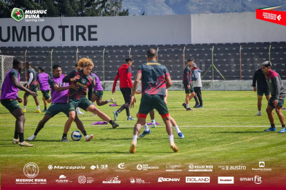 Mushuc Runa juega ante Técnico Universitario en el estadio Bellavista.