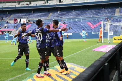 Jeison Medina y el festejo de Independiente en el primer gol.