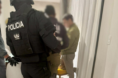 La Fiscalía detuvo a Santiago Cifuentes y Fabricio Herrera, exasesores de Wilman Terán, en un allanamiento.