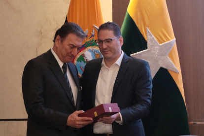 Charbel Saab recibe el reconocimiento de manos de su hijo Xavier.