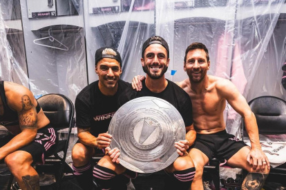 Leonardo Campana (c) celebra la MLS Supporters" Shield junto a Luis Suárez y Lionel Messi.