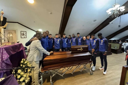 Jugadores de Ecuador, cuando fueron a despedir a Robert Cabezas.
