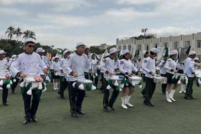 Al ritmo de instrumentos de viento y percusión, las coreografías fueron el disfrute de los presentes.