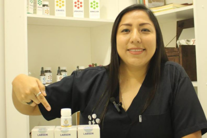 Estudio. El equipo investiga las propiedades de las plantas y las traslada a un producto natural para la persona.