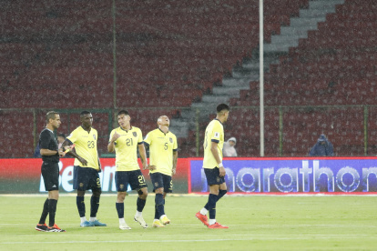La amargura de los jugadores ecuatorianos al empatar 0-0 con Paraguay.