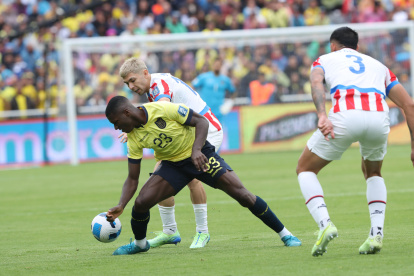 moises caicedo, volante de la selección ecuatoriana.