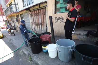 Situación. Los vecinos deben esperar a los tanqueros para abastecerse.